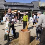 餅つきを楽しむ園児ら=岡山県津山市で