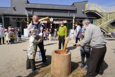 餅つきを楽しむ園児ら=岡山県津山市で