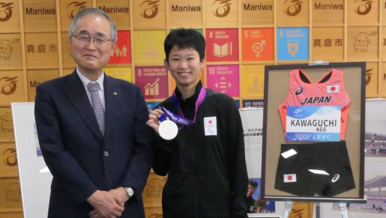 中国で開かれた大会で銀メダルを獲得した川口さん（右）