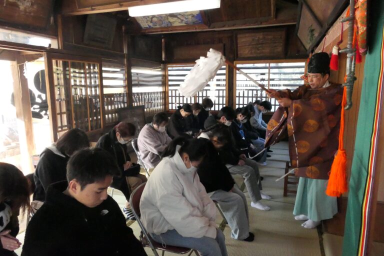 合格を祈願する受験生ら=岡山県津山市で