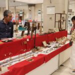 作品に見入る来場者=岡山県津山市で