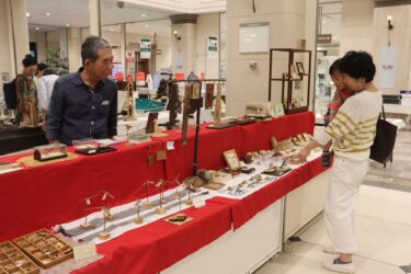 作品に見入る来場者=岡山県津山市で