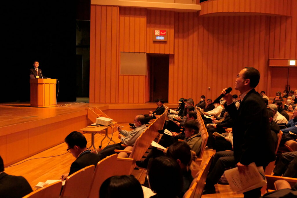 専門研究員に積極的に質問する参加者