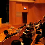 専門研究員に積極的に質問する参加者