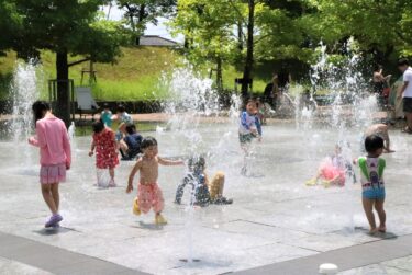 猛暑の中、噴水で涼を満喫する子どもたち=岡山県津山市で