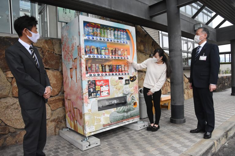 津山市ラッピング自動販売機デザインコンテストのグランプリ作品３点が決まった