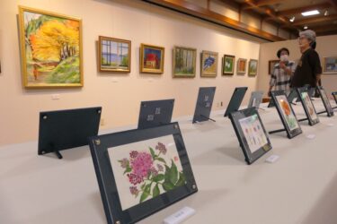 生徒たちの個性あふれる意欲作が並ぶ会場=岡山県津山市で
