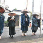 托鉢を行う僧侶=岡山県津山市で