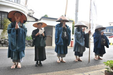 托鉢を行う僧侶=岡山県津山市で