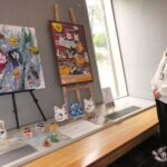 ロビーに並ぶカラフルな作品=岡山県津山市で
