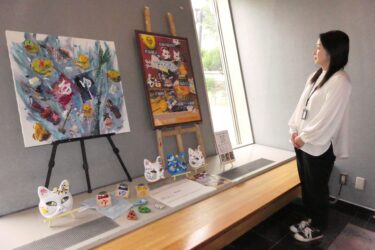 ロビーに並ぶカラフルな作品=岡山県津山市で