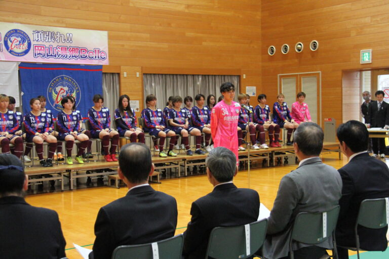 今シーズンの決意を述べる三田主将=岡山県美作市で