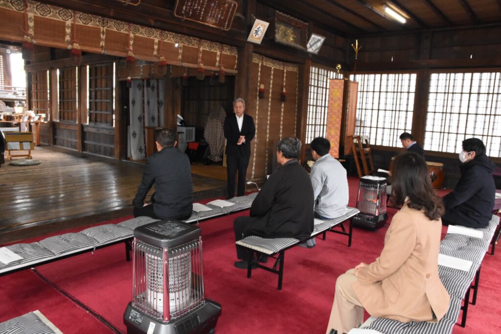 あいさつする稲葉理事長