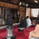 あいさつする稲葉理事長