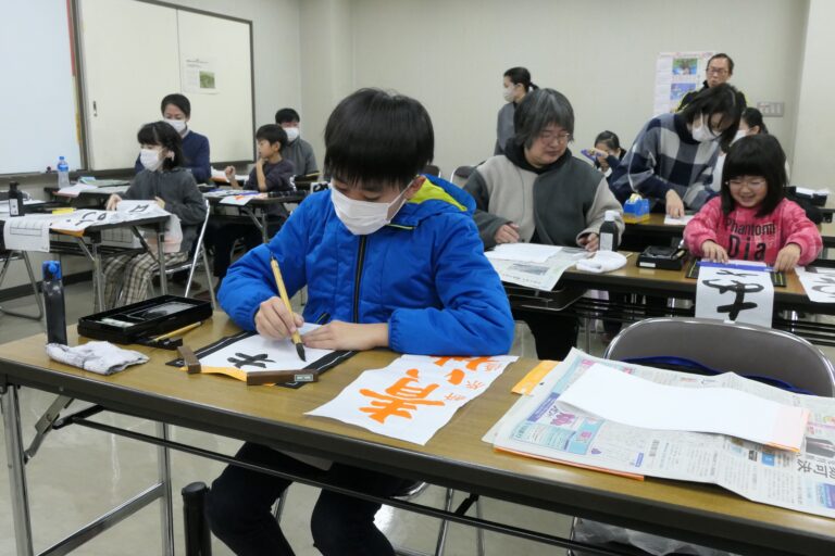 書き初めに励む小中学生たち=岡山県津山市で