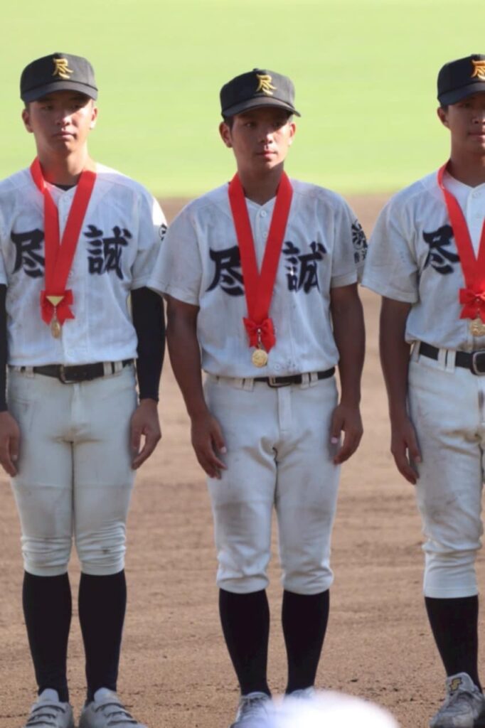 香川大会を制し、表彰式でメダルを掲げる大杉選手(母・真弓さん提供)