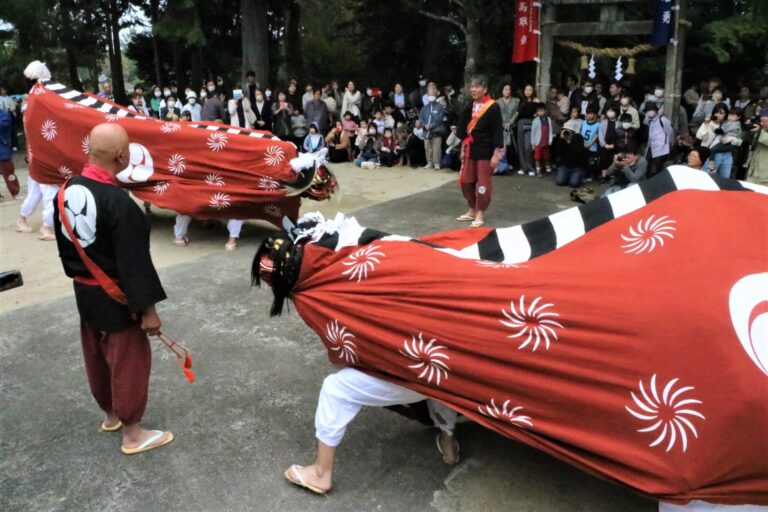 獅子舞の勇壮な地練り