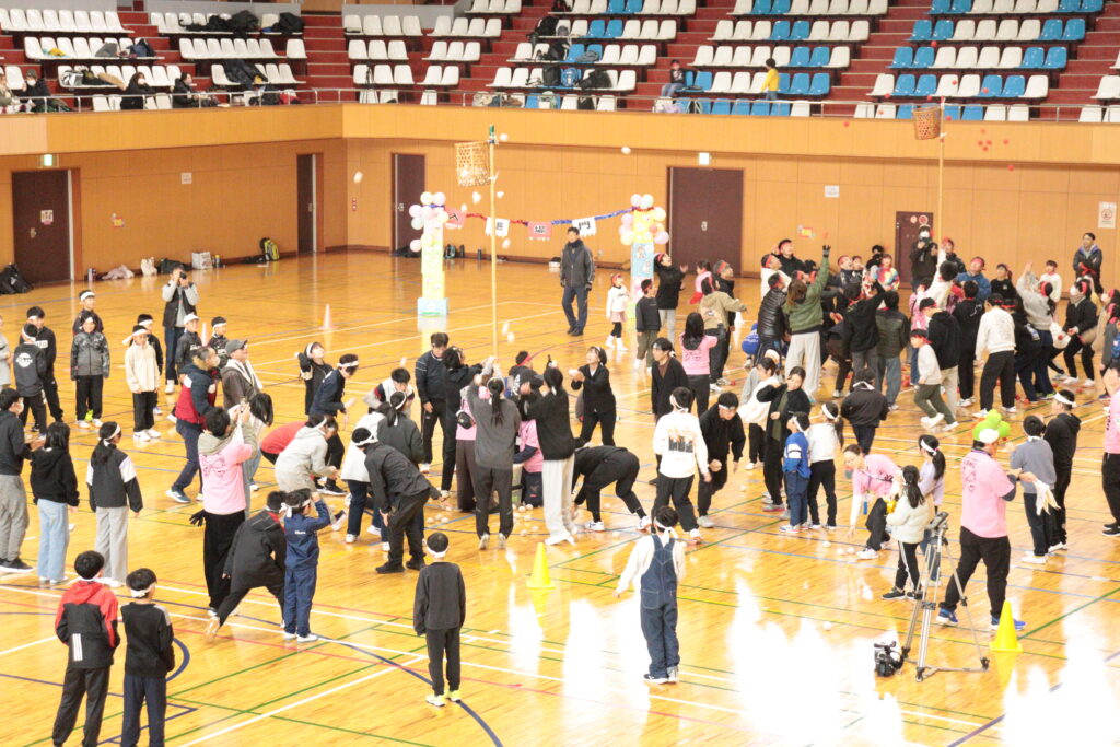 玉入れで盛り上がる会場