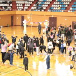 玉入れで盛り上がる会場