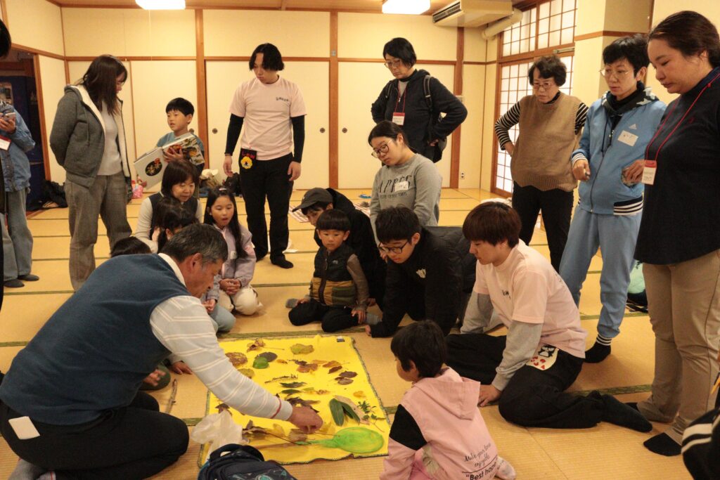 集めた葉っぱなどを観賞する参加者たち