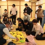 集めた葉っぱなどを観賞する参加者たち