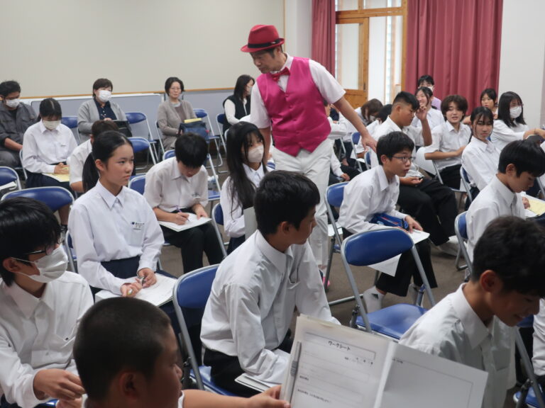 お気に入りのピンクのベストを着用して来校した竹内さん=岡山県津山市で