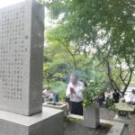 慰霊碑に焼香する津山支部会員=岡山県津山市で