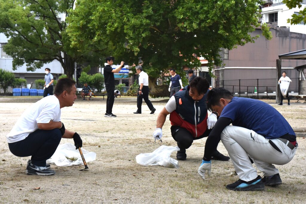 津山RCメンバーが清掃奉仕を行った児童公園