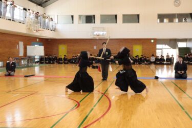 白熱した試合を繰り広げる剣道女子個人戦=岡山県津山市、津山東中学校で
