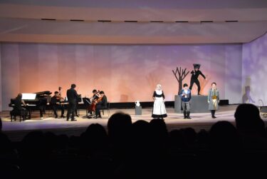 79年振りの津山での再演となった「二人の猟師と乳売り娘」=岡山県津山市で