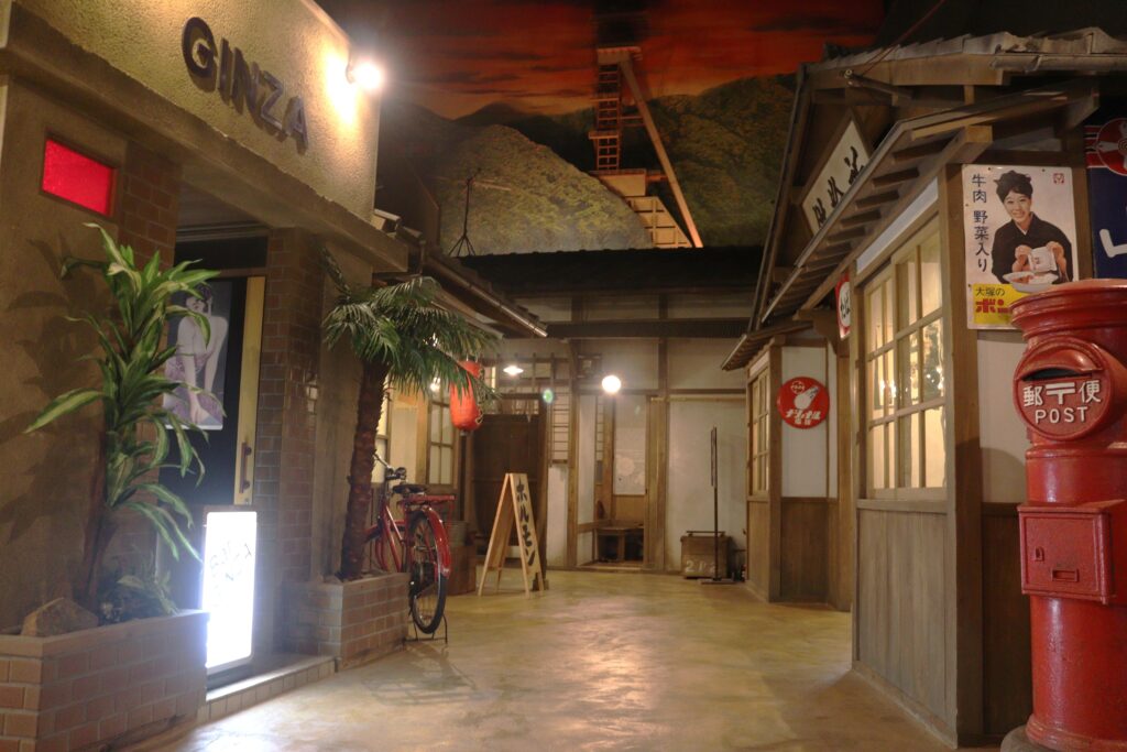 鉱山町の町並みを再現したセット