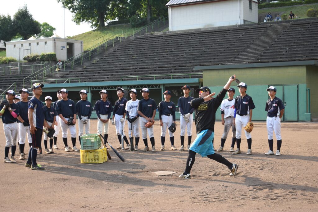 打撃の手本を見せる元オリックスの宮﨑さん