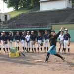 打撃の手本を見せる元オリックスの宮﨑さん