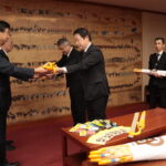 目録と傘を手渡す藤井定弘常務ら=岡山県津山市で