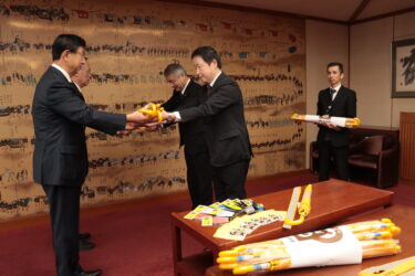 目録と傘を手渡す藤井定弘常務ら=岡山県津山市で