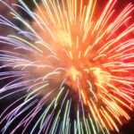 夜空と川面を彩る花火の大輪=岡山県真庭市で