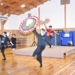 「傘乱舞～ビート・イット～」の練習に取り組む舞踊集団宮坂流・希星会=岡山県津山市で