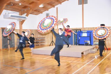 「傘乱舞～ビート・イット～」の練習に取り組む舞踊集団宮坂流・希星会=岡山県津山市で