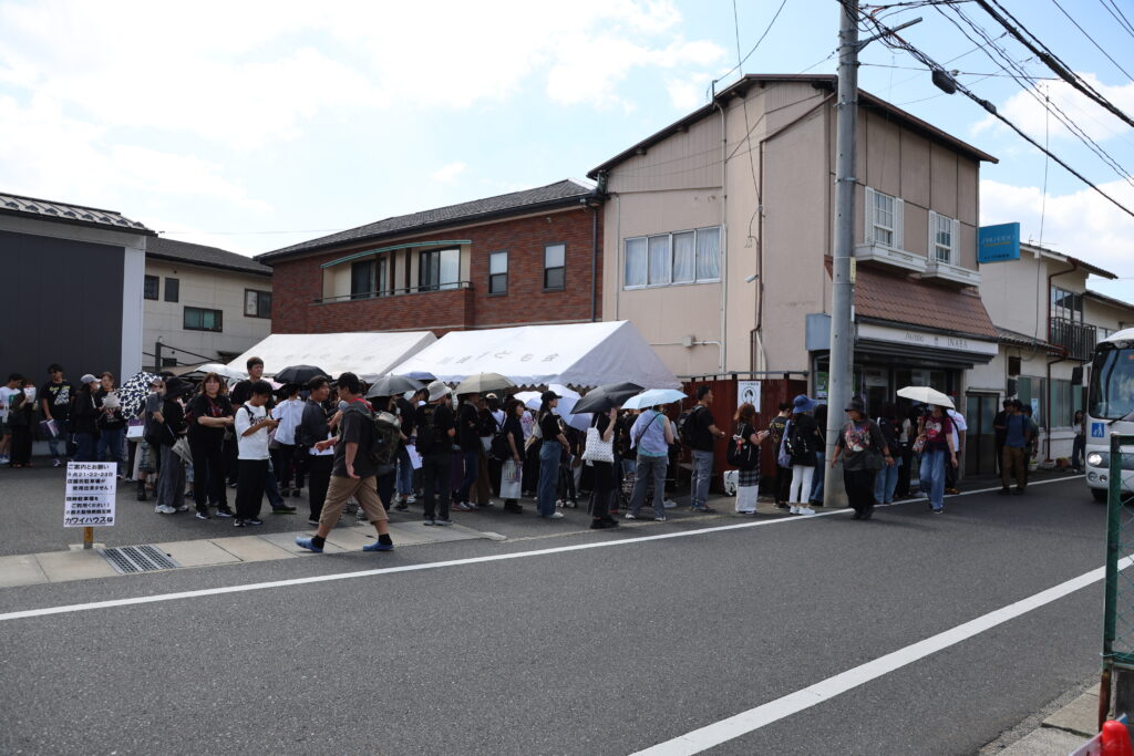 稲葉浩志さんの凱旋公演初日、朝から大勢のファンでにぎわうイナバ化粧品店＝22日、津山市川崎