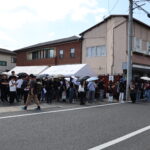 稲葉浩志さんの凱旋公演初日、朝から大勢のファンでにぎわうイナバ化粧品店＝22日、津山市川崎