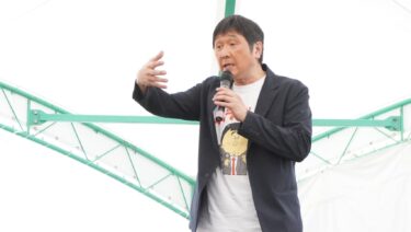 多彩なものまねや歌声で楽しませるほいけんたさん=岡山県津山市で