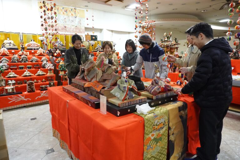 雛まつりの準備に励むおかみさんら=岡山県津山市で