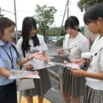 交通指導員の話に耳を傾ける高校生たち=岡山県津山市で