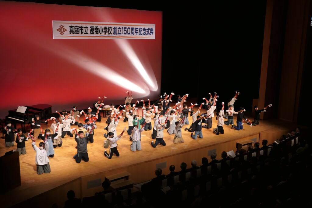 式典で銭太鼓を披露する5年生