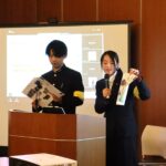 制作した小冊子について話すつやま城下ハイスクールの生徒