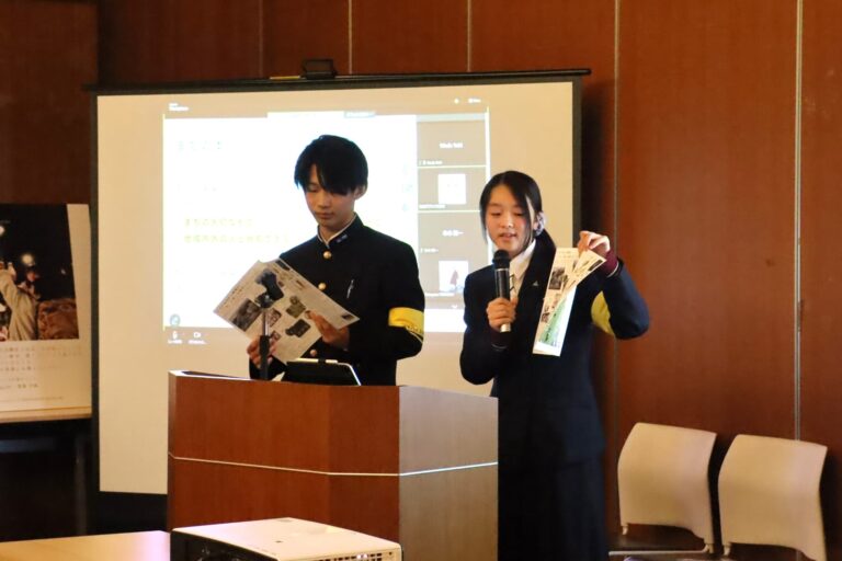 制作した小冊子について話すつやま城下ハイスクールの生徒