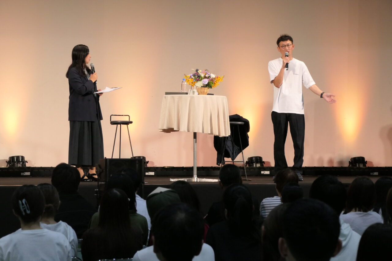 体育館で開かれたお笑いトリオ・ロバートの馬場さんの講演会=岡山県津山市で