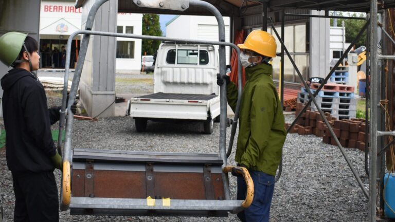 取り付けられるリフトの座席=岡山県真庭市で