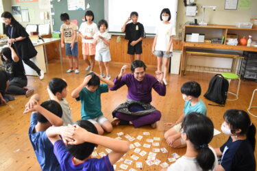 昔遊びを楽しむ留学生と児童=岡山県津山市で