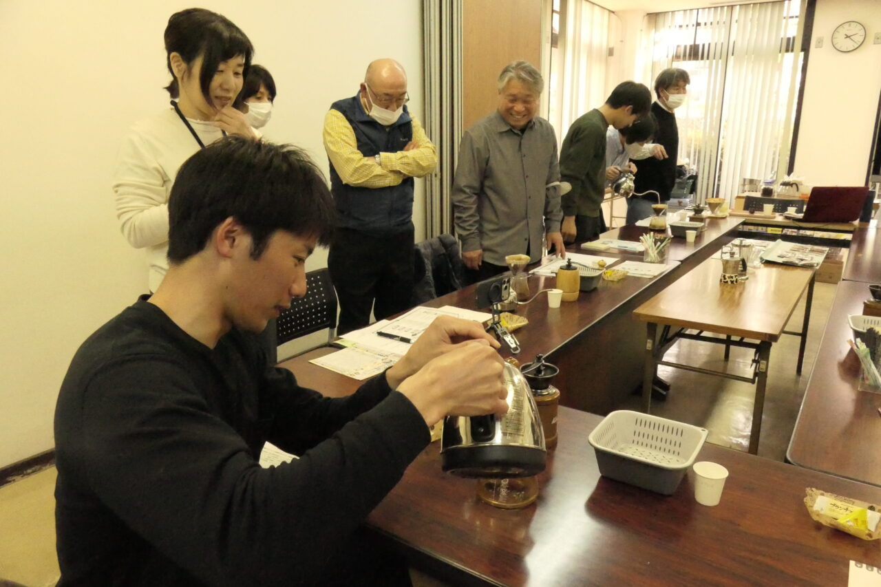 おいしいドリップコーヒーを作る参加者=岡山県津山市で